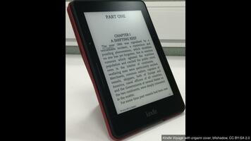 « Kindle Voyage with origami cover », bfishadow, CC BY-SA 2.0
